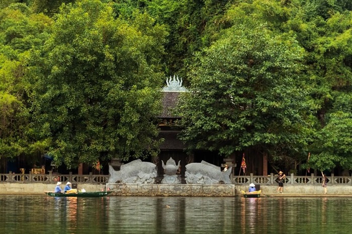 chèo thuyền Kayak Tràng An - đền Trình