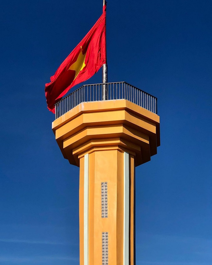 Cột cờ Lý Sơn là cột cờ trên đảo ở Việt Nam cao 20 mét