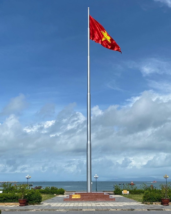 Cột cờ Cô Tô là cột cờ trên đảo ở Việt Nam đầy oai nghiêm