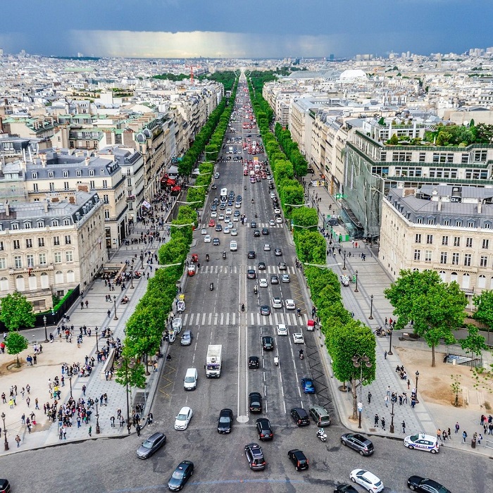 Champs-Élysées  là một trong những đại lộ nổi tiếng nhất thế giới nằm tại Pháp