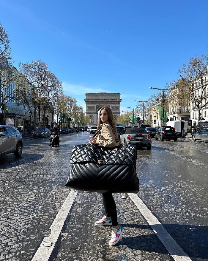 Champs-Élysées là một trong những đại lộ nổi tiếng nhất thế giới thu hút du khách