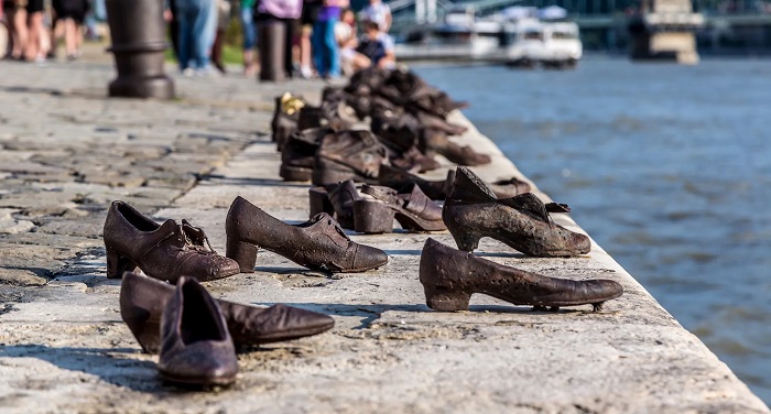 Đôi giày trên sông Danube ở lối đi dạo sông Danube Hungary