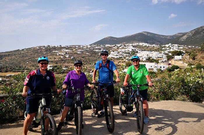 Tham gia chuyến tham quan bằng xe đạp điện là điều cần xem và làm tại đảo Sifnos Hy Lạp
