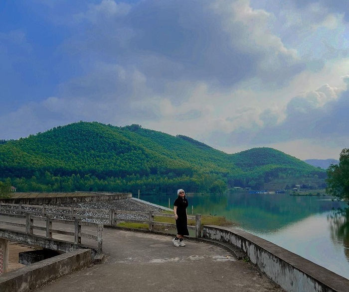Hồ Ghềnh Chè là hồ nước đẹp ở Thái Nguyên thu hút nhiều bạn trẻ 