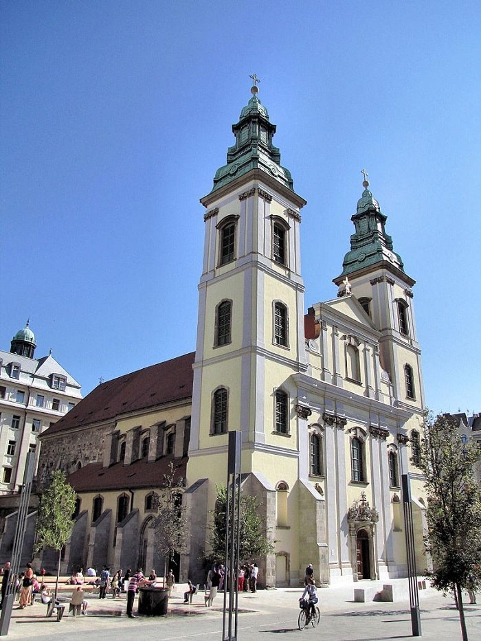 Nhà thờ Giáo xứ Pest ở lối đi dạo sông Danube Hungary