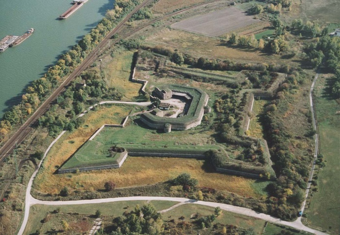 Pháo đài Komárno là địa điểm tham quan ở thành phố Komarom