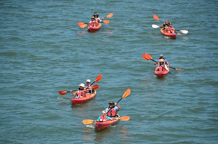 Chèo thuyền kayak là hoạt động thú vị tại bãi biển Hobie