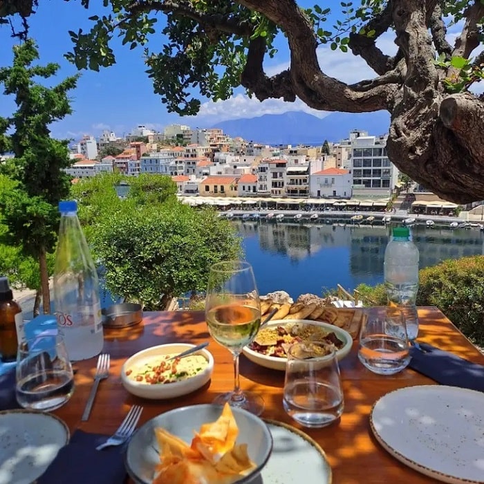 Thưởng thức ẩm thực ở khu vực cảng là điều nên làm khi đến Agios Nikolaos