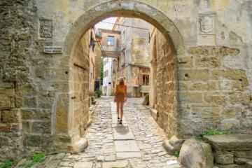 Lạc bước đến thị trấn Groznjan cổ kính nằm trên đỉnh đồi Istria, Croatia
