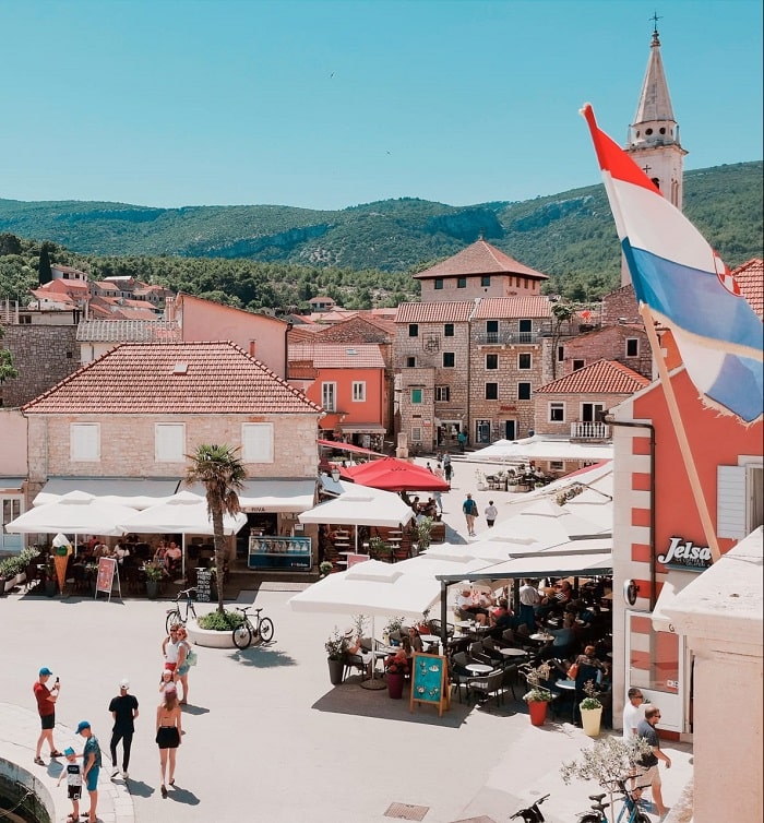 Quảng trường Phục hưng Quốc gia Croatia là điểm tham quan ở thị trấn Jelsa