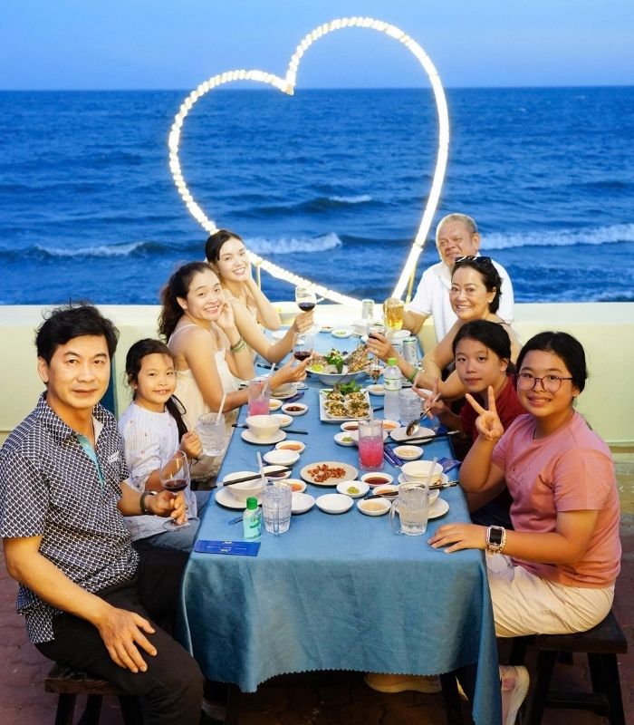Không gian ngoài trời hướng biển cực chill tại nhà hàng Hải Sản Hoàng Gia Mũi Né