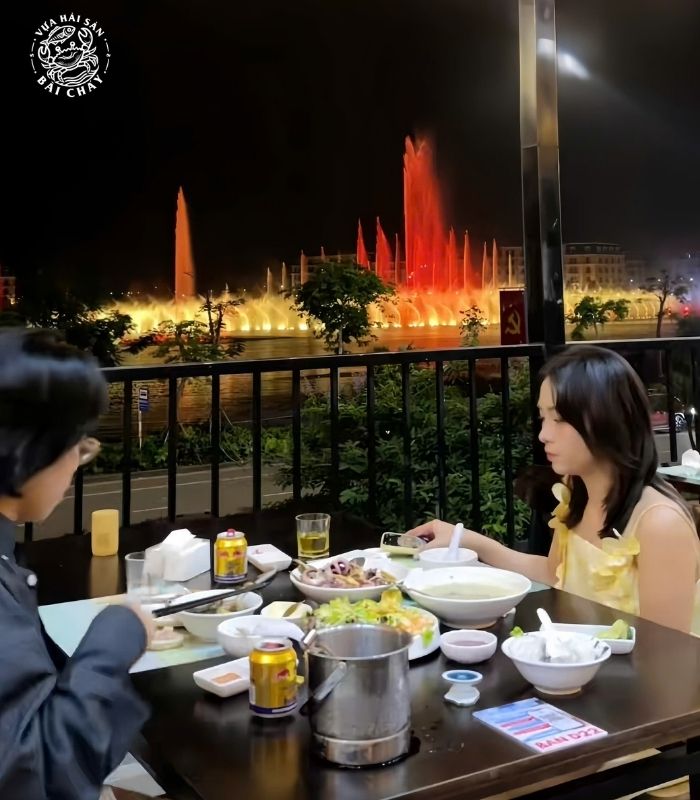 Nhà hàng hải sản Bãi Cháy này chính là vị trí đối diện hồ Nhạc Nước