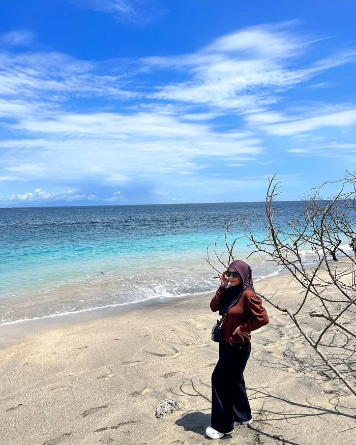 Thư giãn ở bãi biển Senggigi Indonesia