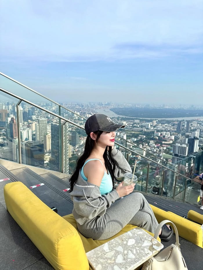 Ngắm cảnh ở đài quan sát Mahanakhon SkyWalk Bangkok