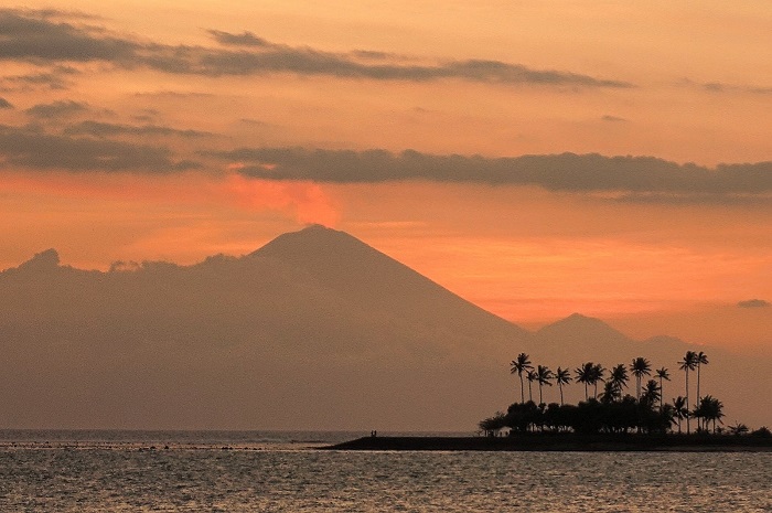 Thư giãn ở bãi biển Senggigi Indonesia