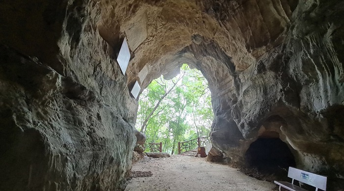 Động Long Quang là điểm tham quan gần cầu Hàm Rồng Thanh Hóa