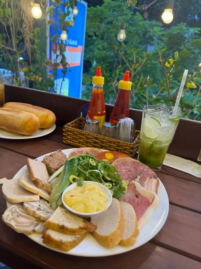 tiệm bánh mì lâu đời ở Sài Gòn 
