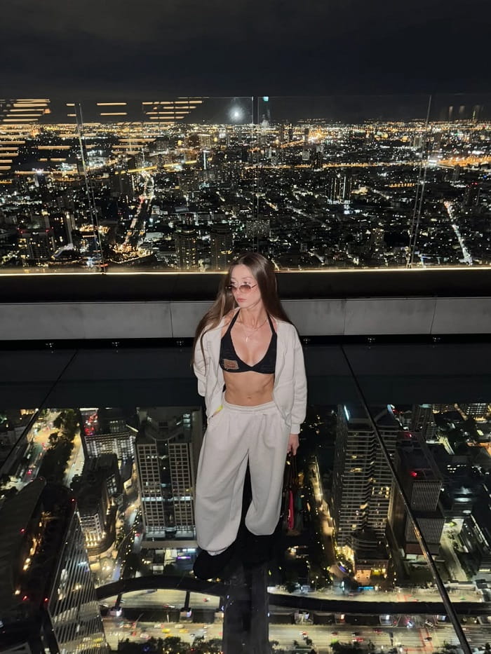 Ngắm cảnh ở đài quan sát Mahanakhon SkyWalk Bangkok