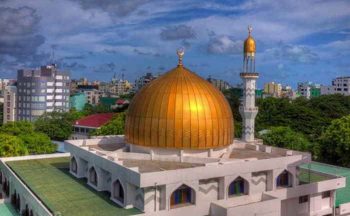 Hulhumale_Mosque_-_nha_thY_HYi_giao_lYn_nhYt_Maldives_vYi_kiYn_truc_mai_vom_dat_vang_nYi_bYt.