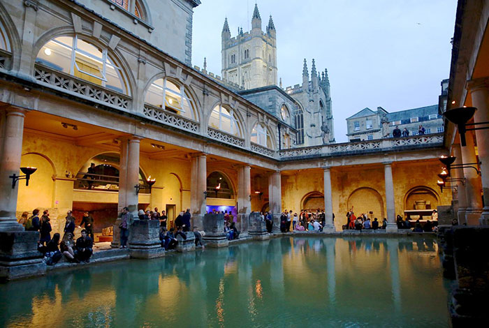 Roman_Baths_hY_thYng_Nha_tYm_La_Ma_nYm_ngay_trung_tam_thanh_phY_con_gYi_la_Thermesromains.