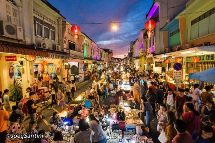 Đi chợ đêm ở Phuket bạn có thể mua được rất nhiều thứ thú vị