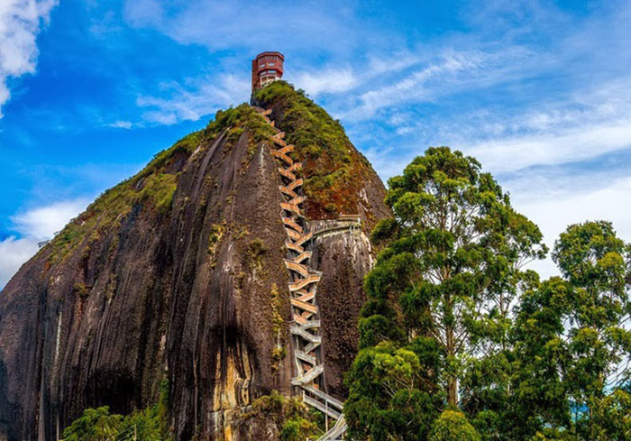 Chiêm ngưỡng hòn đá khổng lồ ở Colombia