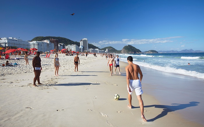 du lịch biển Copacabana - một trong những bãi biển đẹp nhất thế giới