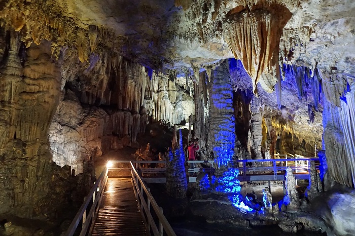 Surprised by the shimmering beauty of Lung Tuy cave, Ha Giang
