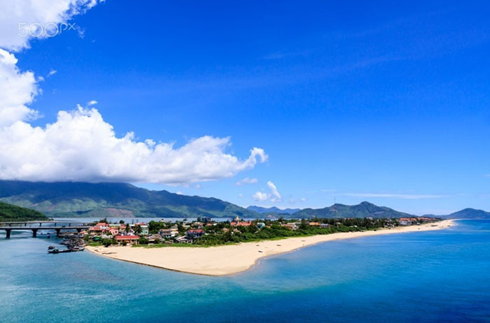 Explore the paradise of Lang Co Hue bay