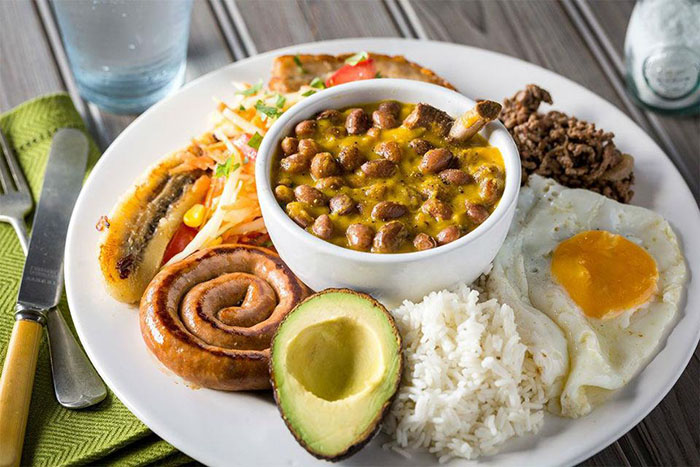 Một khẩu phần ăn trưa phổ biến của người Colombia.