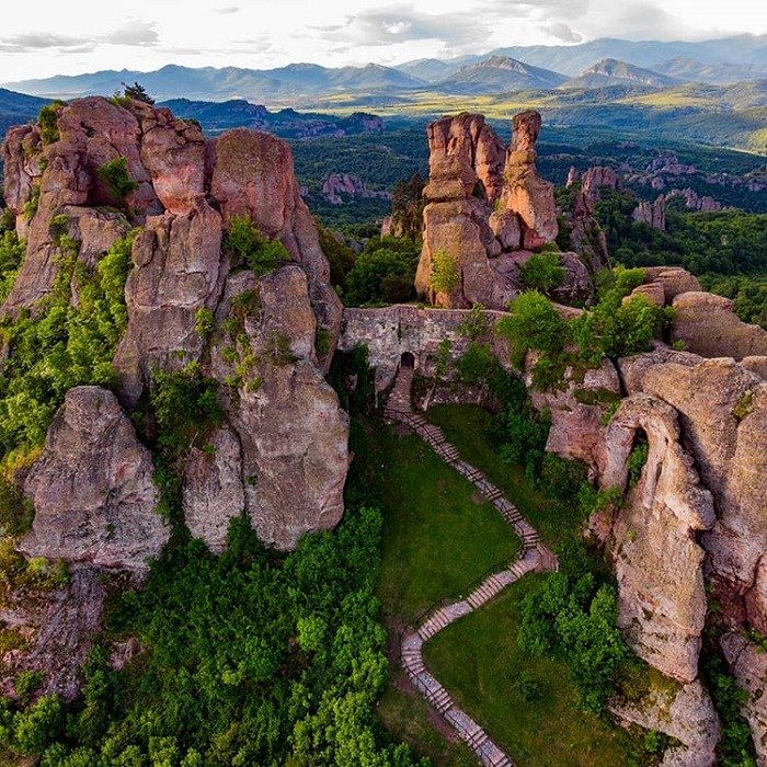 Tận hưởng vẻ đẹp kỳ ảo và ngoạn mục của pháo đài đá Belogradchik Bulgaria
