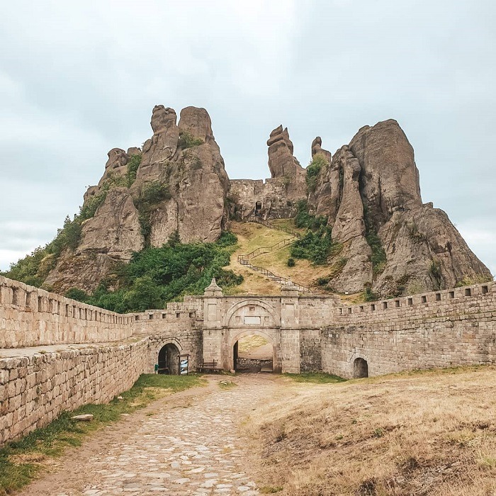 Tận hưởng vẻ đẹp kỳ ảo và ngoạn mục của pháo đài đá Belogradchik Bulgaria