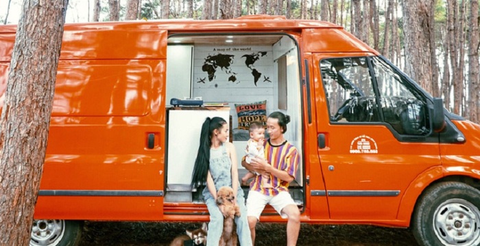 Đôi vợ chồng trẻ cải tạo ô tô cũ thành xe du lịch đi khắp Việt Nam