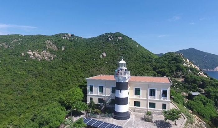 Discover Hon Lon lighthouse
