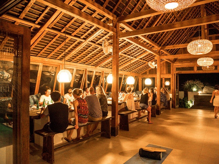 Bữa tối cho du khách tham gia lớp học lướt sóng - Khu nghỉ dưỡng thể thao ở Bali