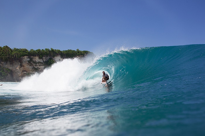 Lướt sóng trên bãi biển ở Uluwatu Surf Villas - Khu nghỉ dưỡng thể thao ở Bali