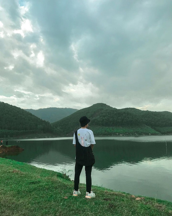 Review hồ Khe Ngang Huế - Bãi cỏ mướt mát