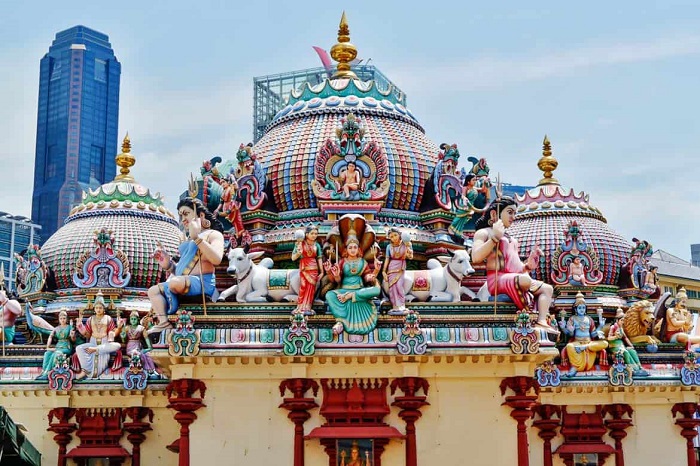 Modern Singapore perfectly blends culture and religion - Sri Mariamman Temple