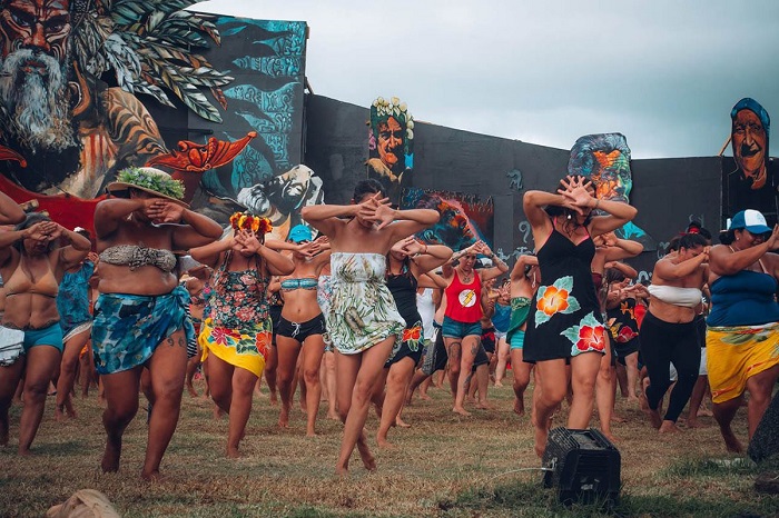 Người dân trên đảo nhảy múa trong lễ hội - Tham quan Đảo Phục Sinh
