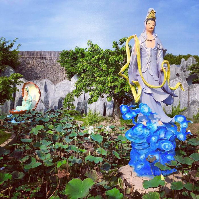 Viếng chùa Quan Âm Nam Hải Bạc Liêu - bức tượng Quan Âm khác