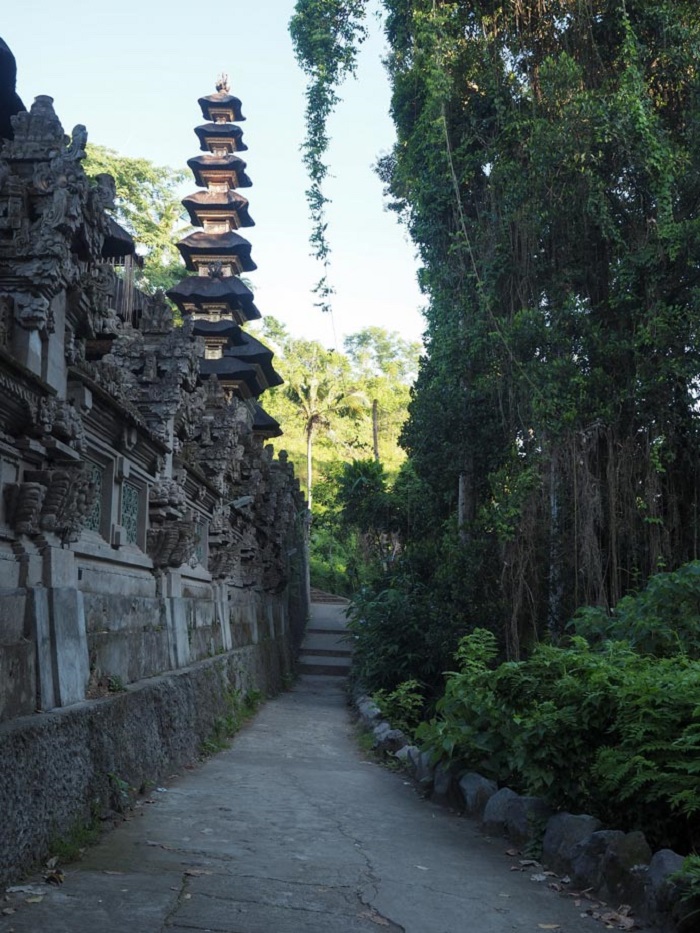 Hãy đi theo bên phải ngôi đền để bắt đầu chuyến đi bộ tuyệt vời này ở Ubud. - Đường Campuhan Ridge Walk