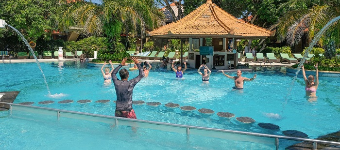 Lớp học bơi  trong khu nghỉ dưỡng - Khu nghỉ dưỡng thể thao ở Bali