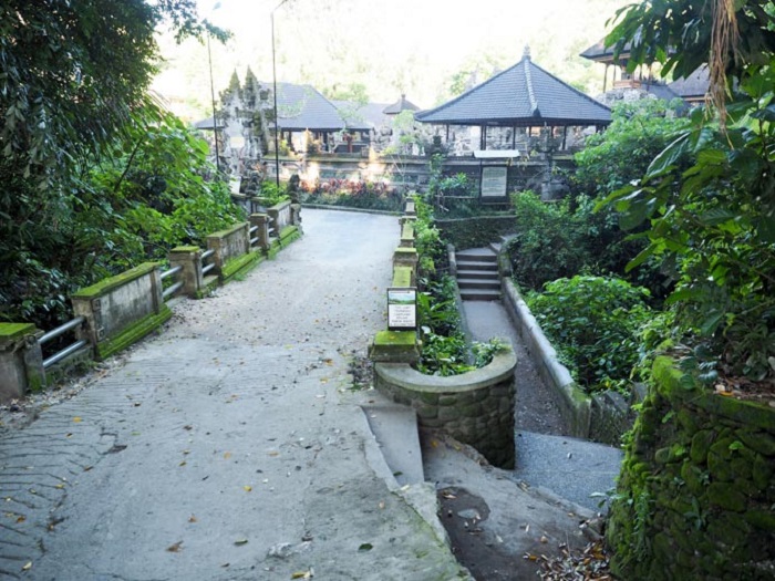 Ngôi đến đền Pura Gunung Lebah ở ngay đầu đường - Đường Campuhan Ridge Walk