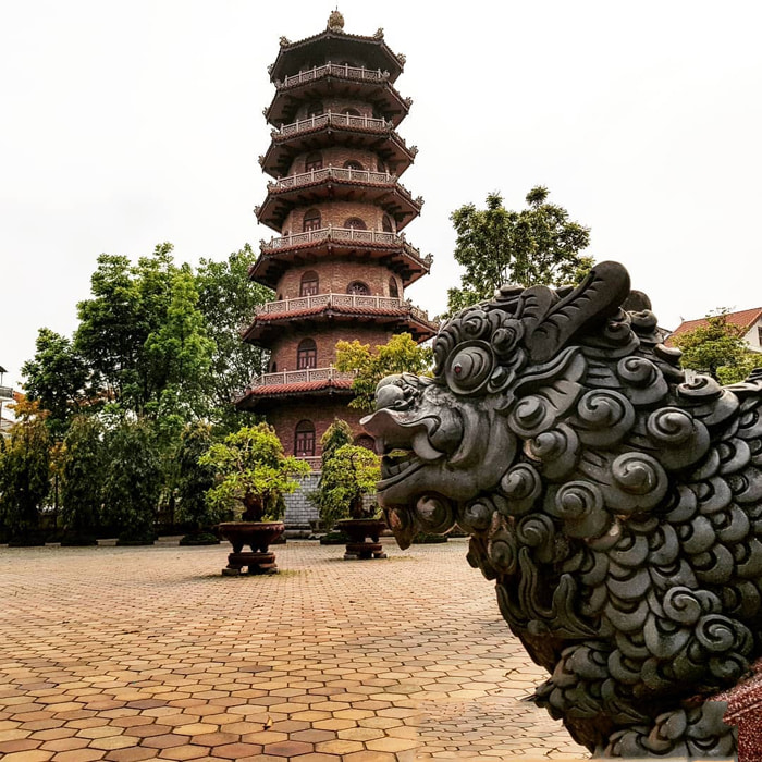 Visit Hue Tu Dam Pagoda - means fresh clouds