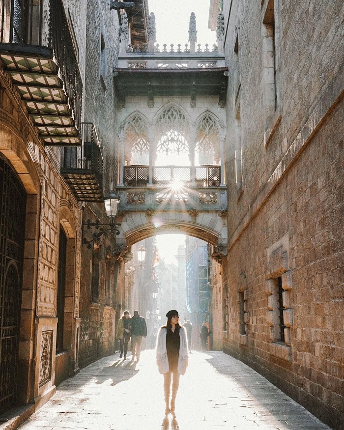 Khu phố Pont del Bisbe là Địa điểm chụp ảnh đẹp ở Barcelona
