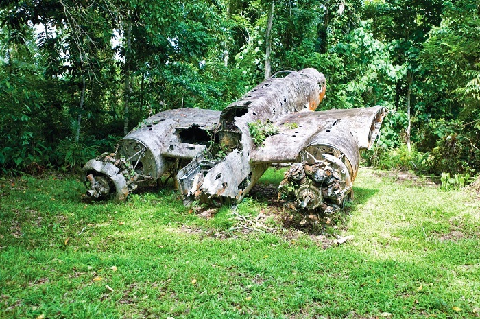 Xác máy bay trong Thế chiến 1 gần Madang - du lịch Papua New Guinea