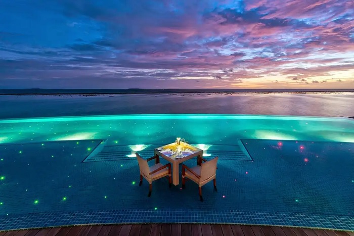 Sunset Pool Café - trải nghiệm độc đáo ở Maldives