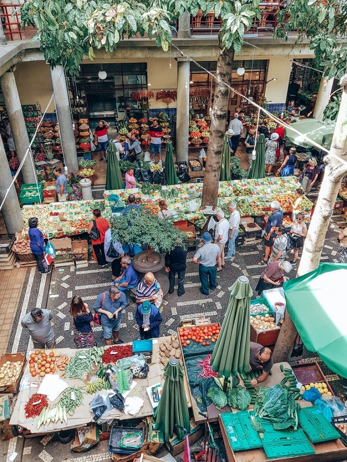 Không khí mua sắm nhộn nhịp trong khu chợ đảo Madeira