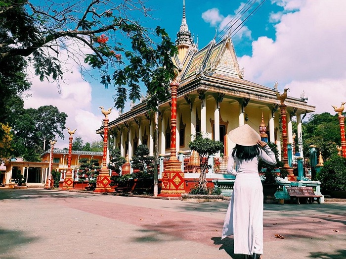 Chùa Hang Trà Vinh là chùa Hang ở Việt Nam nổi tiếng
