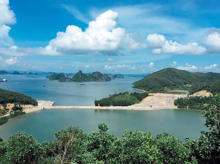 Island in Quang Ninh - Yellow Card Island